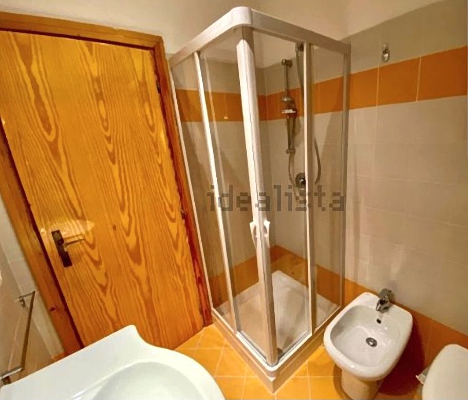 Bagno moderno con doccia e finiture eleganti