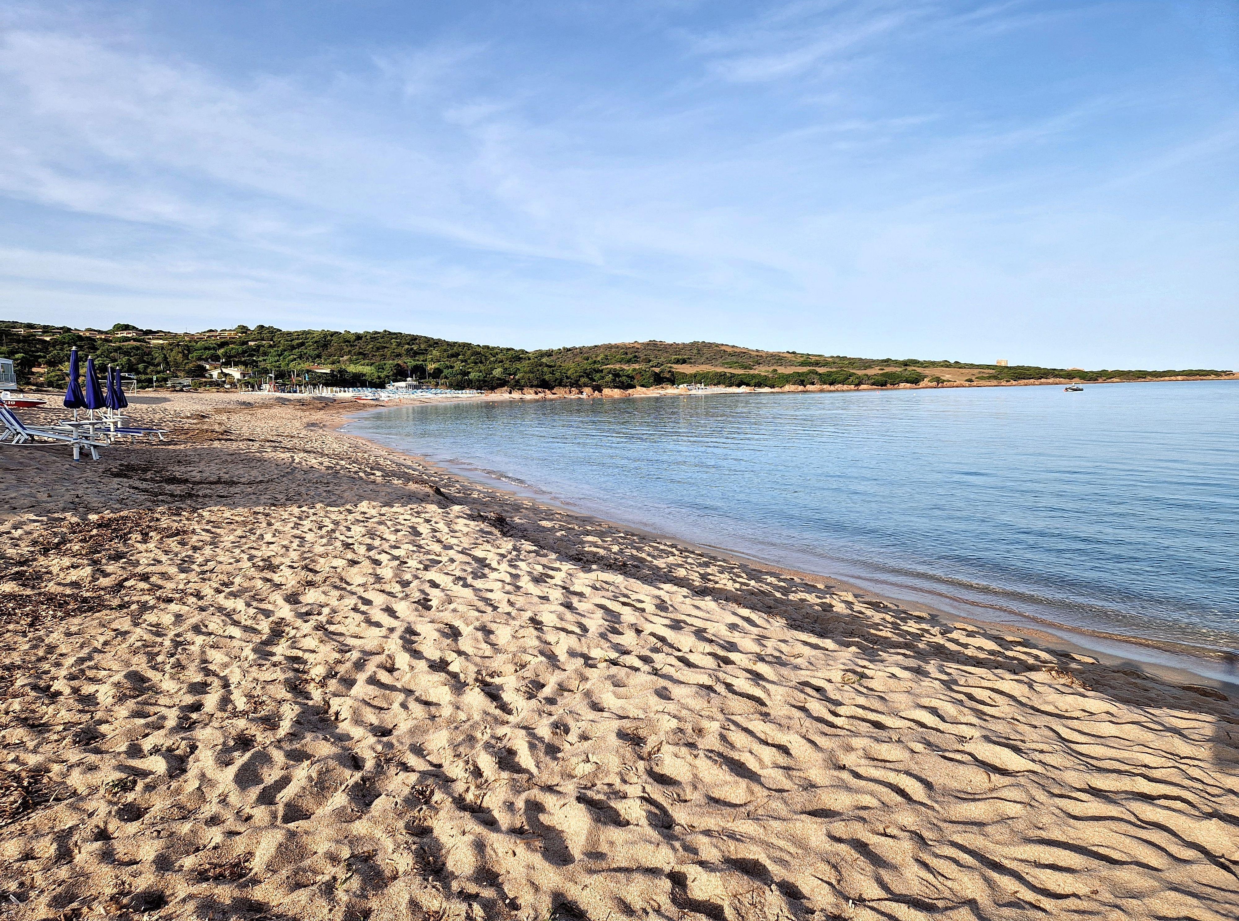 Spiaggia di sabbia dorata con acque cristalline