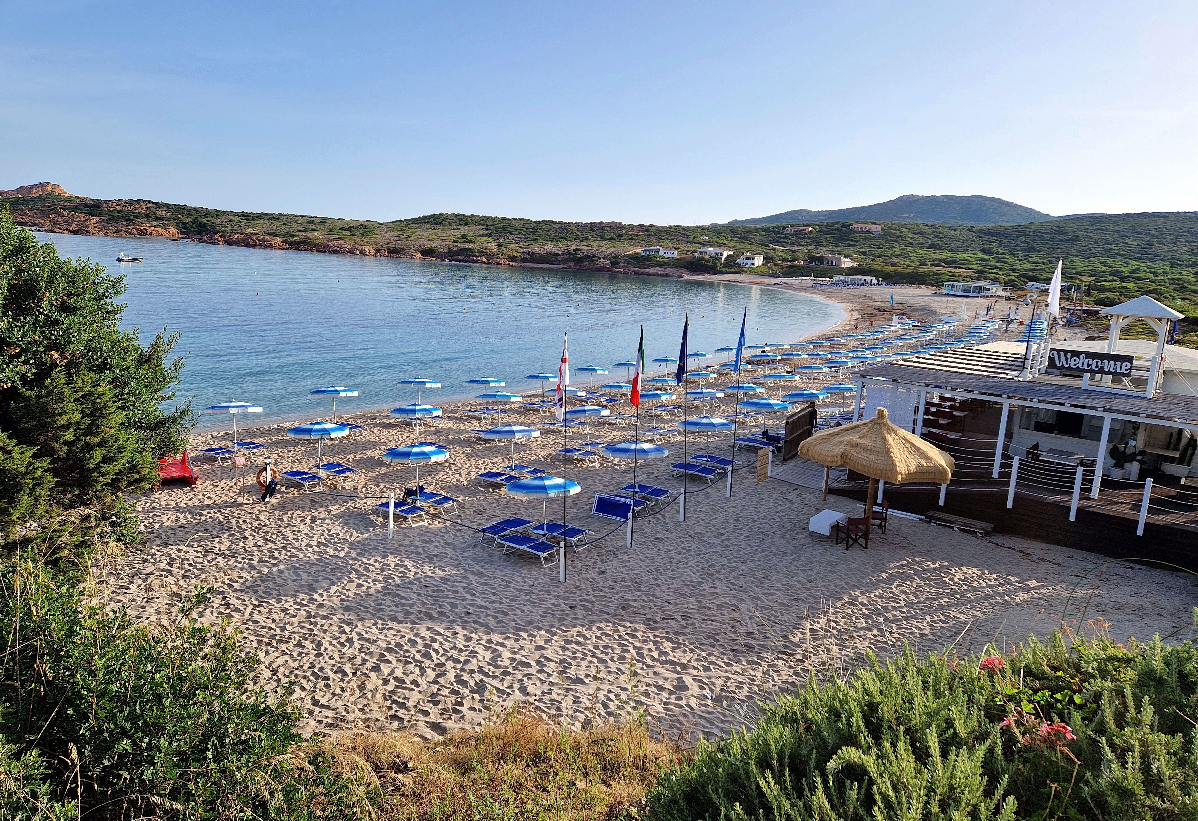 Vista panoramica della spiaggia con ombrelloni blu