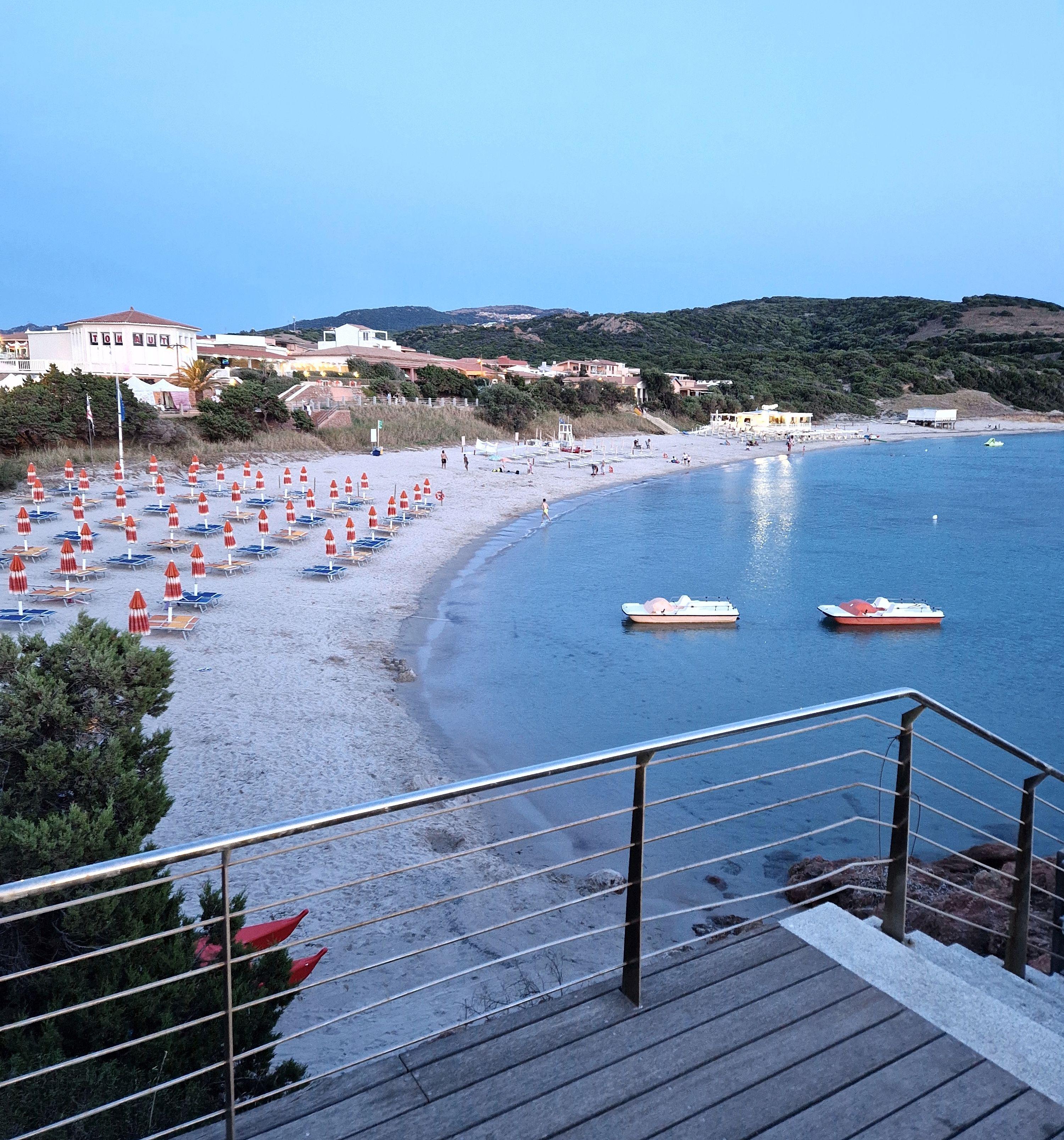Vista mozzafiato della spiaggia dalla terrazza con ombrelloni arancioni