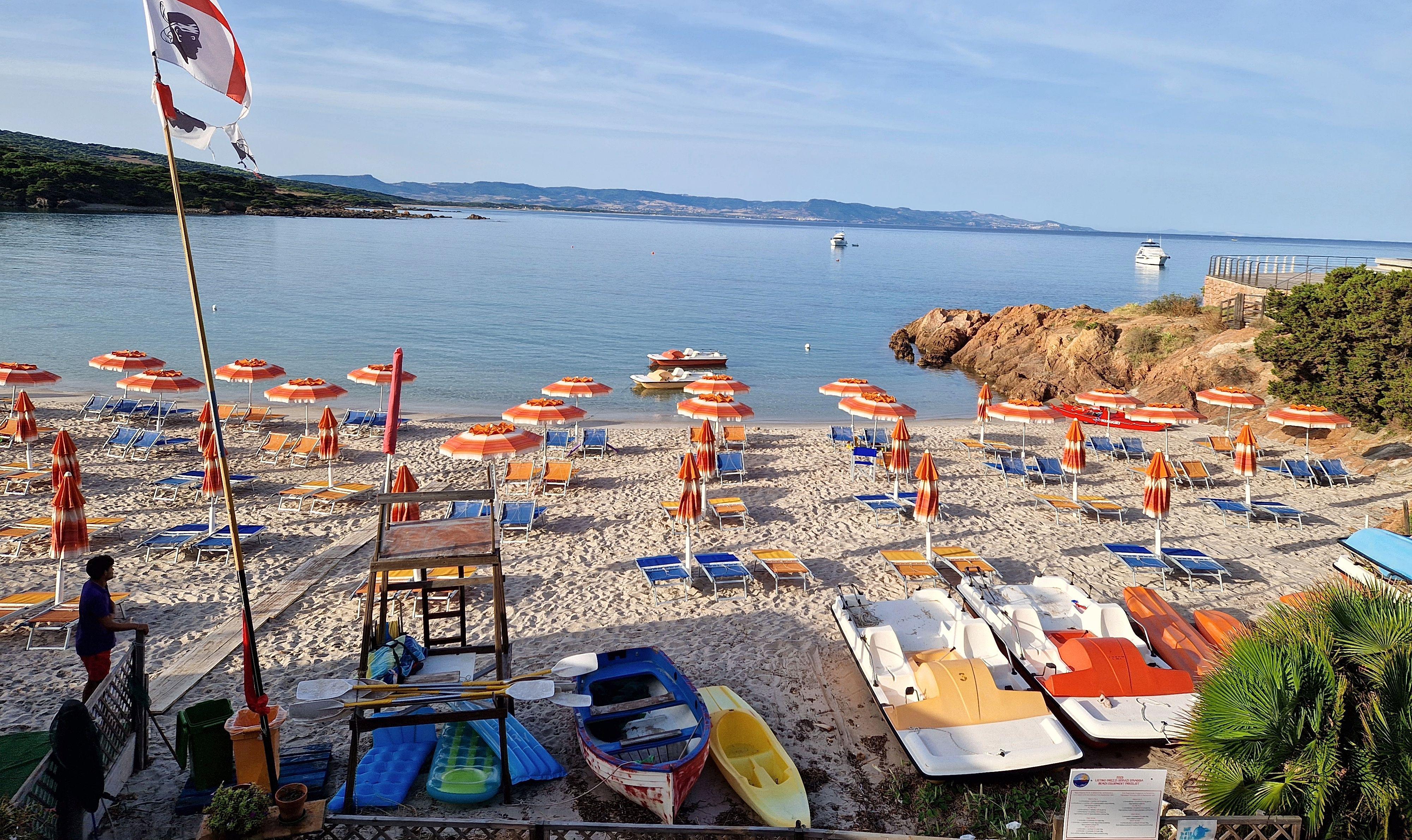 Spiaggia attrezzata con ombrelloni e lettini