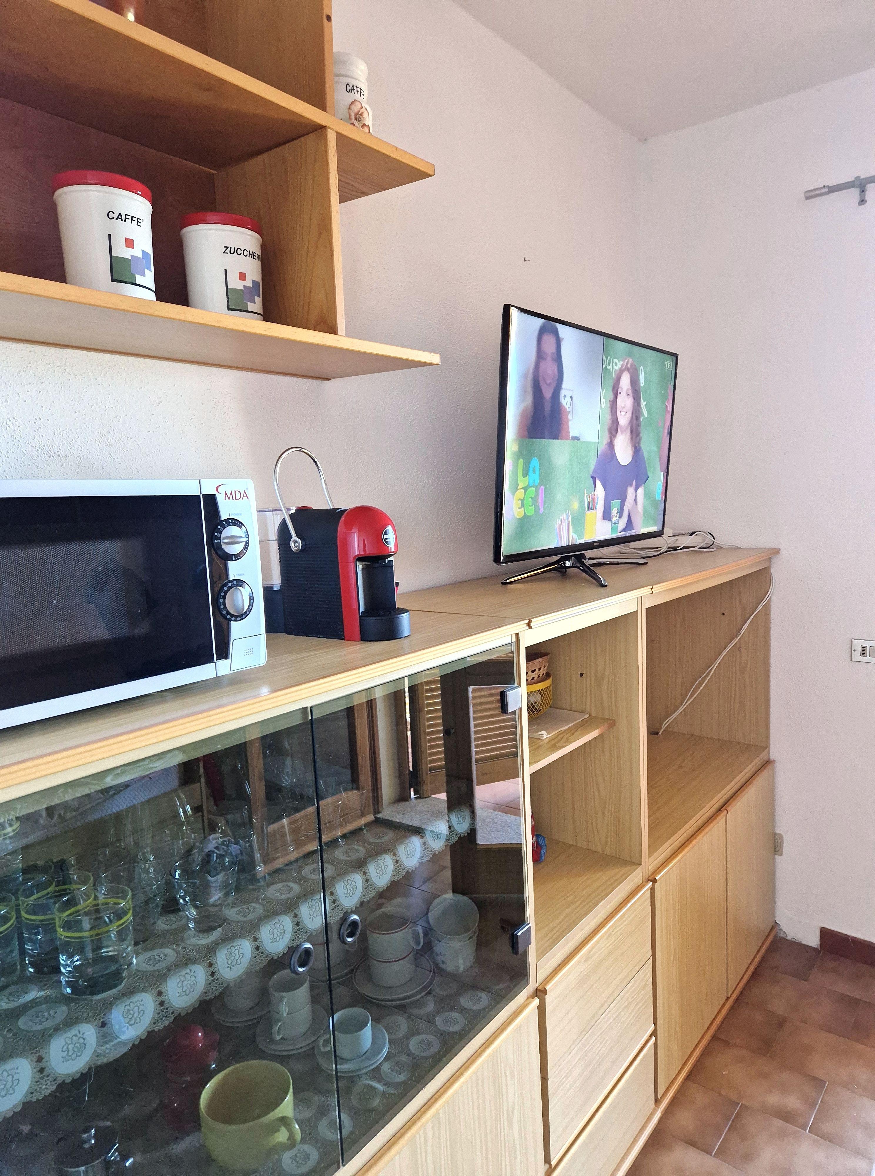 Cucina completamente attrezzata con elettrodomestici moderni