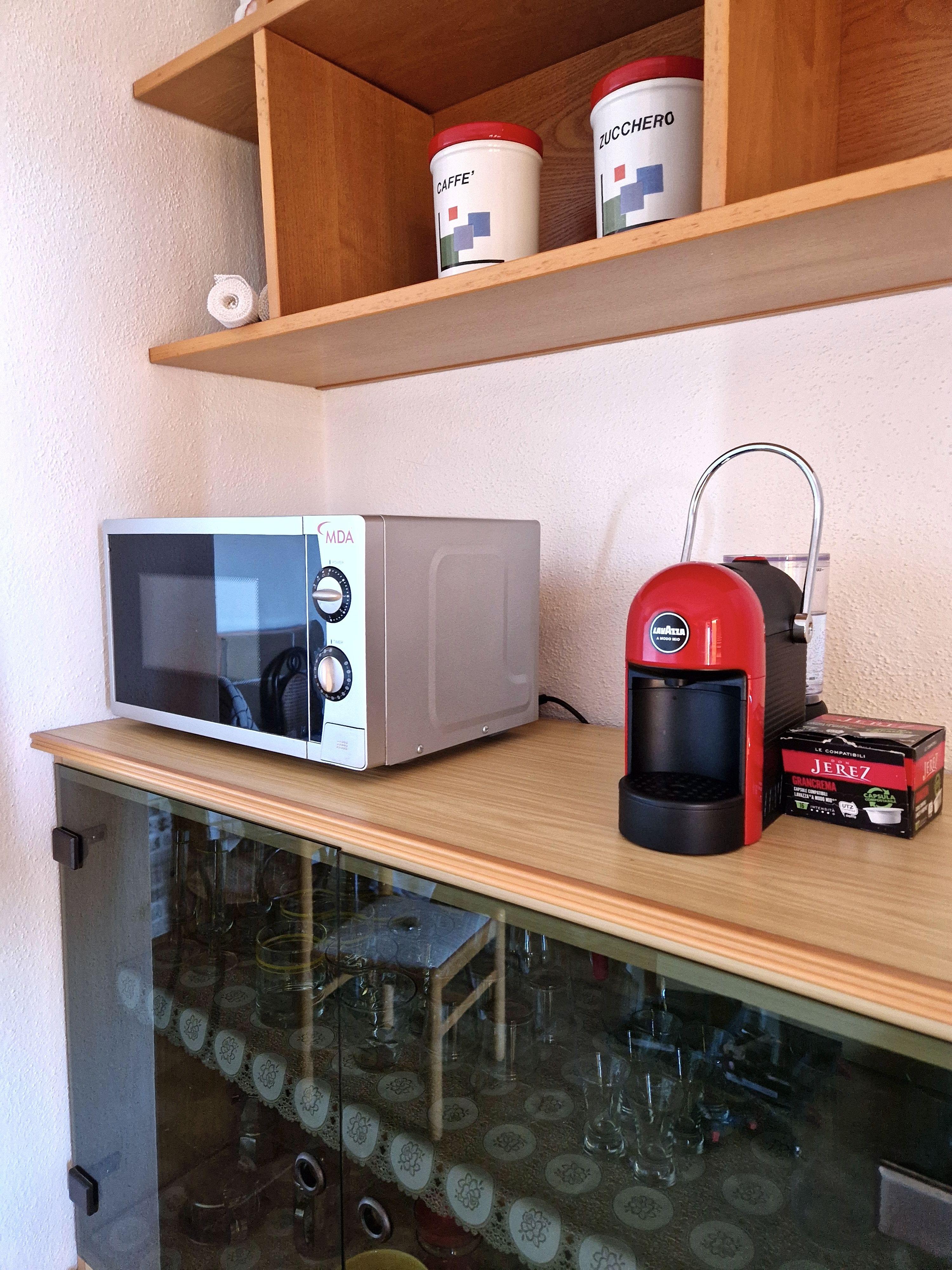 Dettaglio cucina con macchina del caffè e microonde