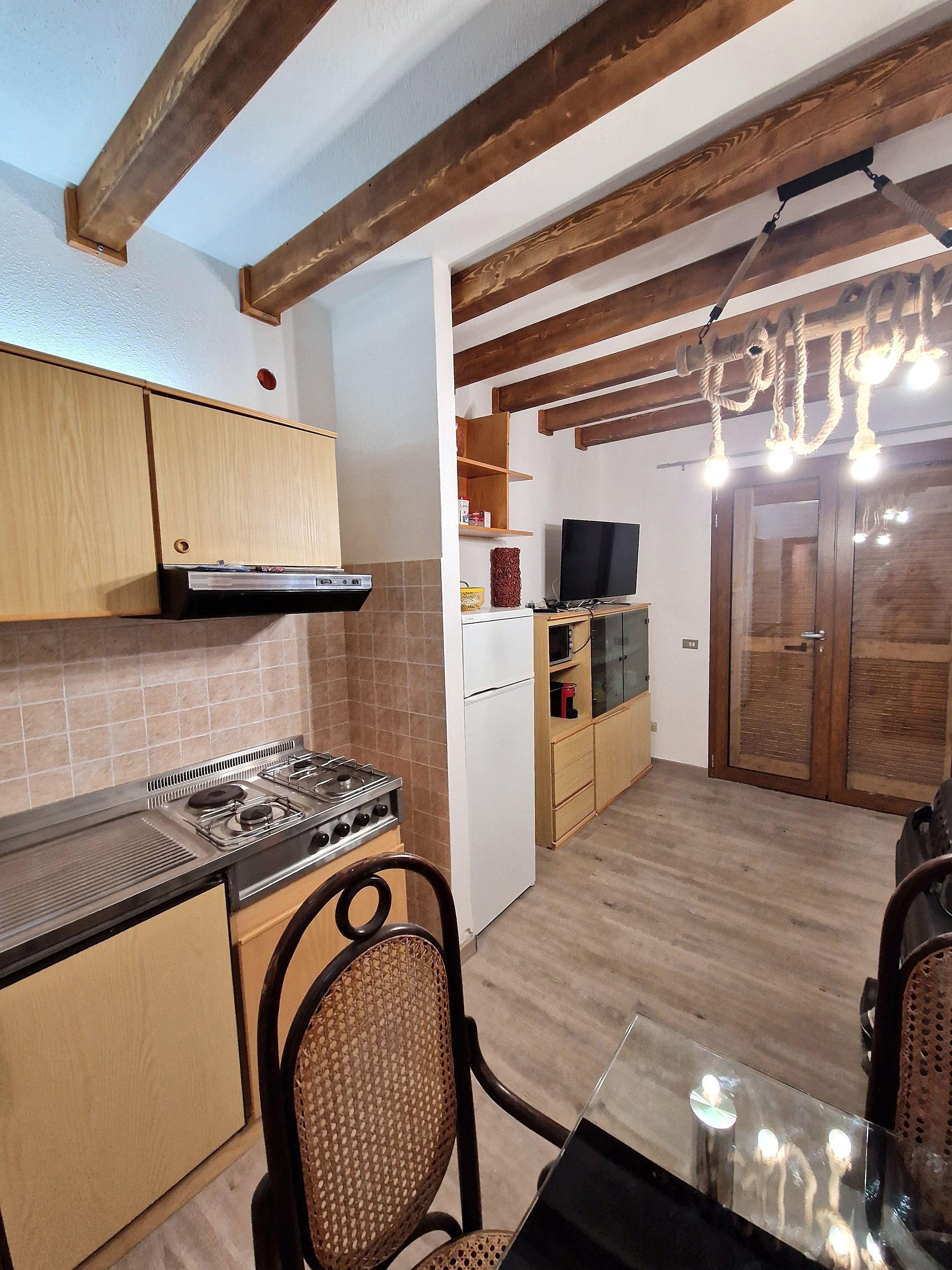 Cucina e soggiorno con design rustico moderno
