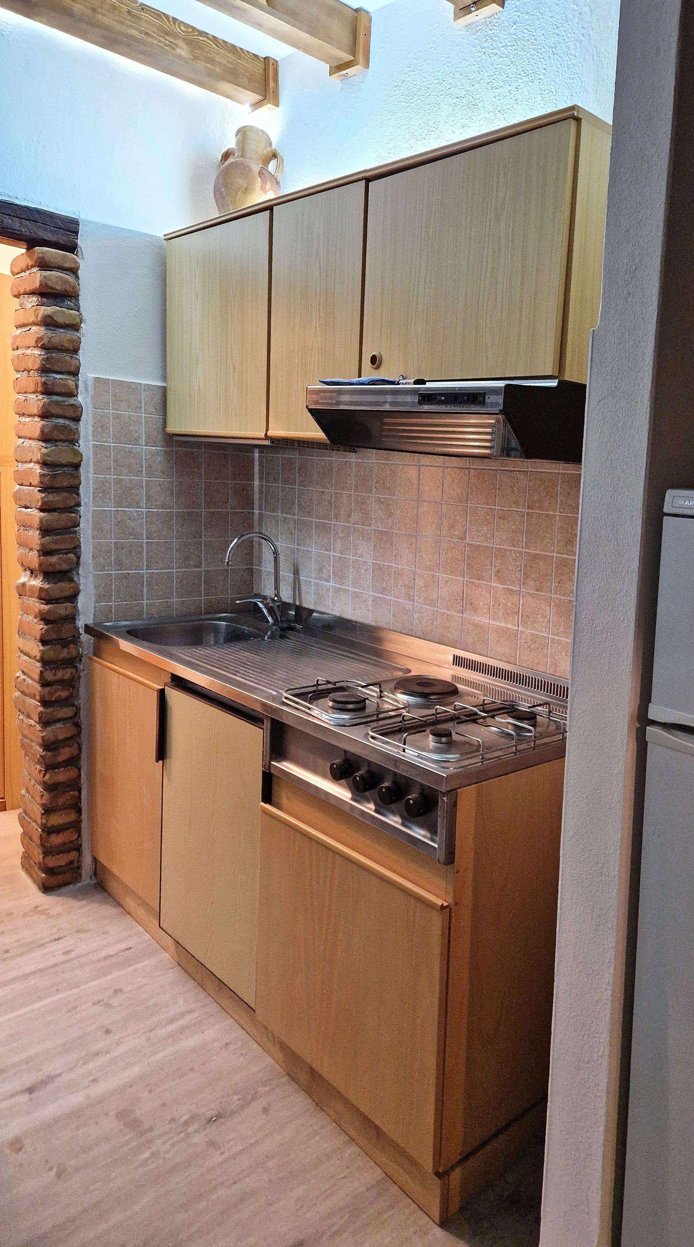 Cucina con dettagli in mattoni e design rustico
