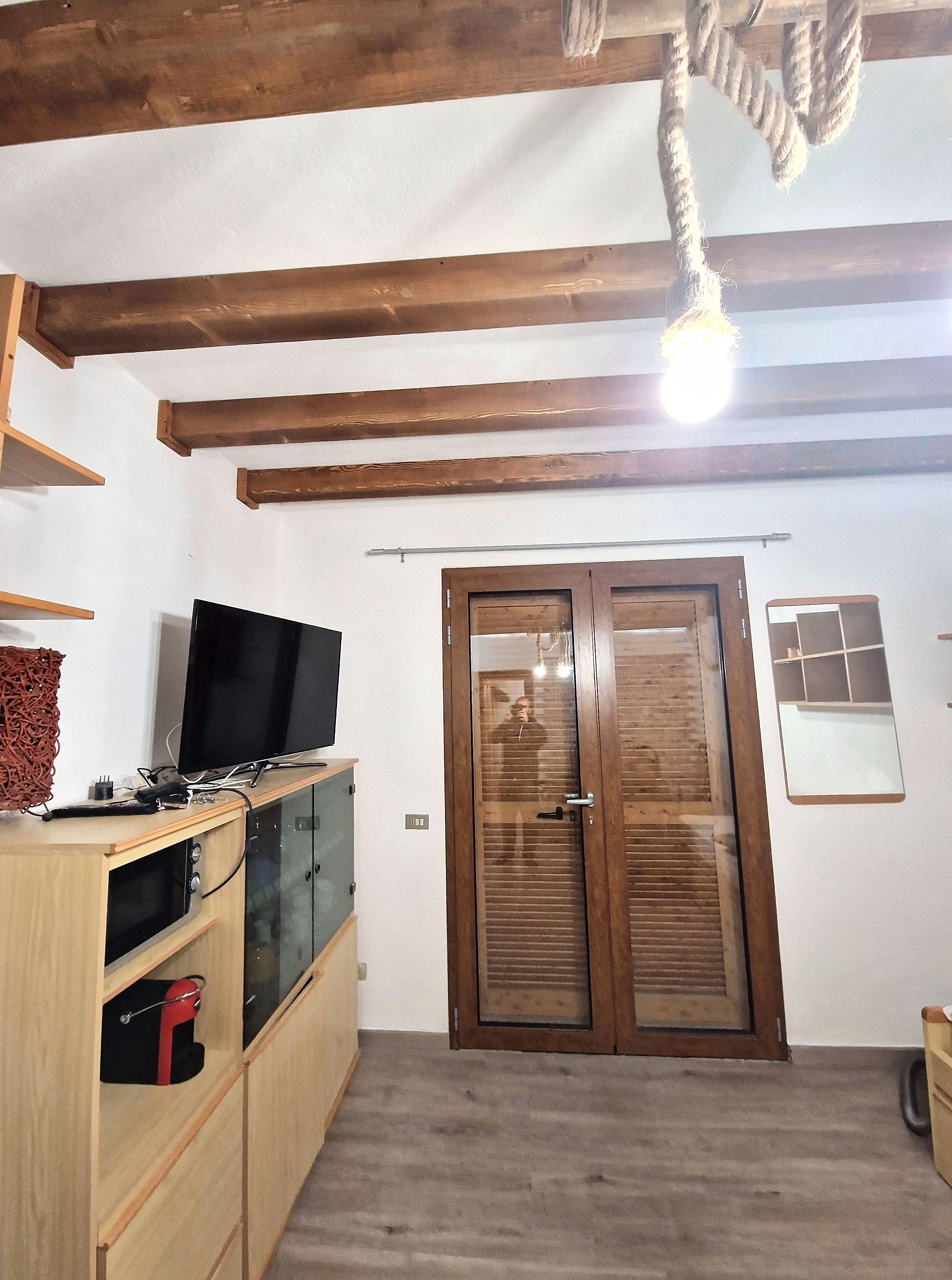 Salotto con TV e mobili in legno