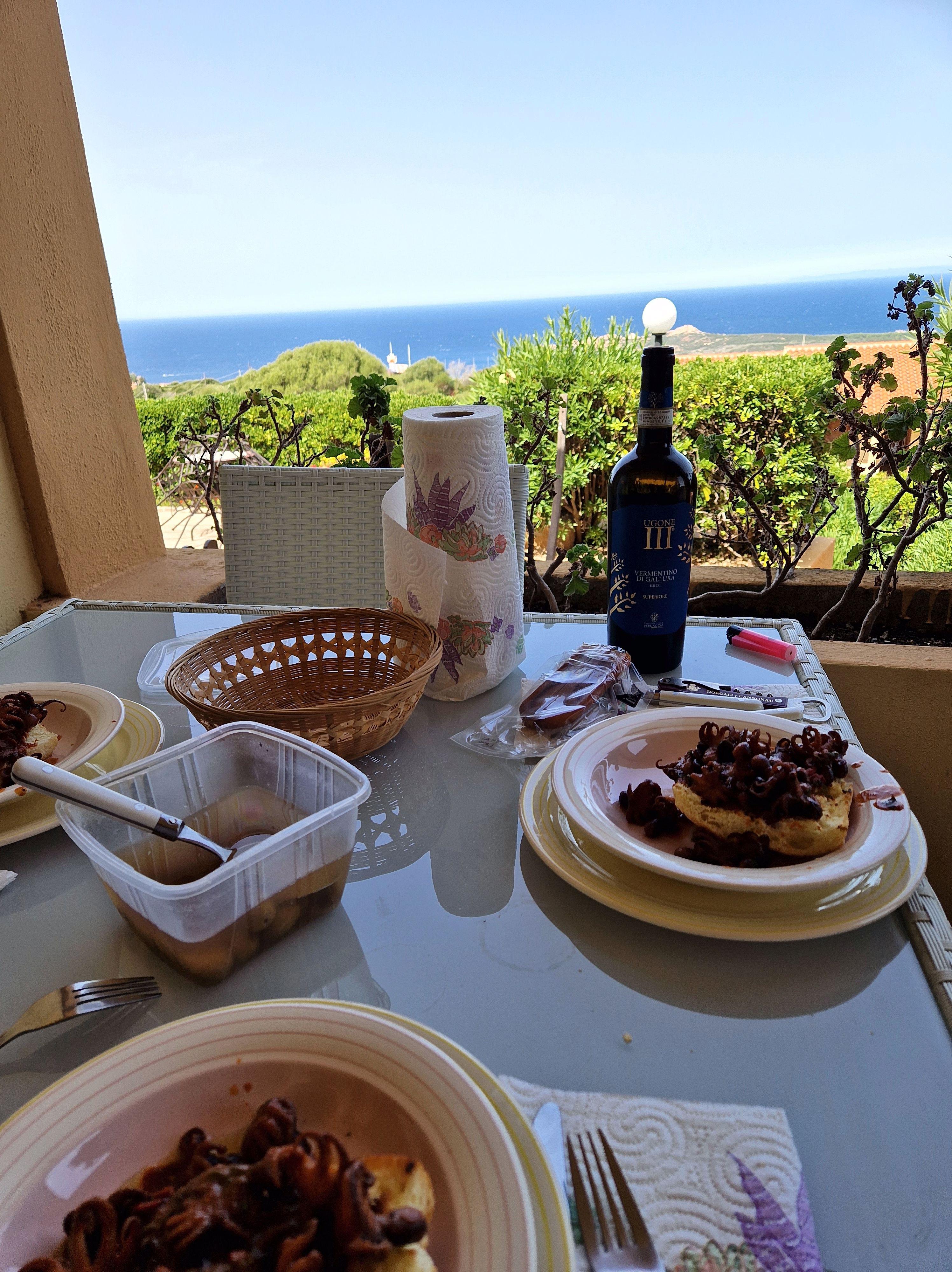 Cena all'aperto con vista mare e prodotti locali