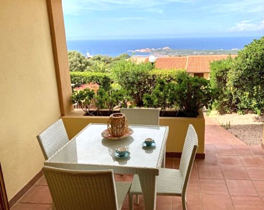 Terrazza con vista mare e tavolo da pranzo all'aperto