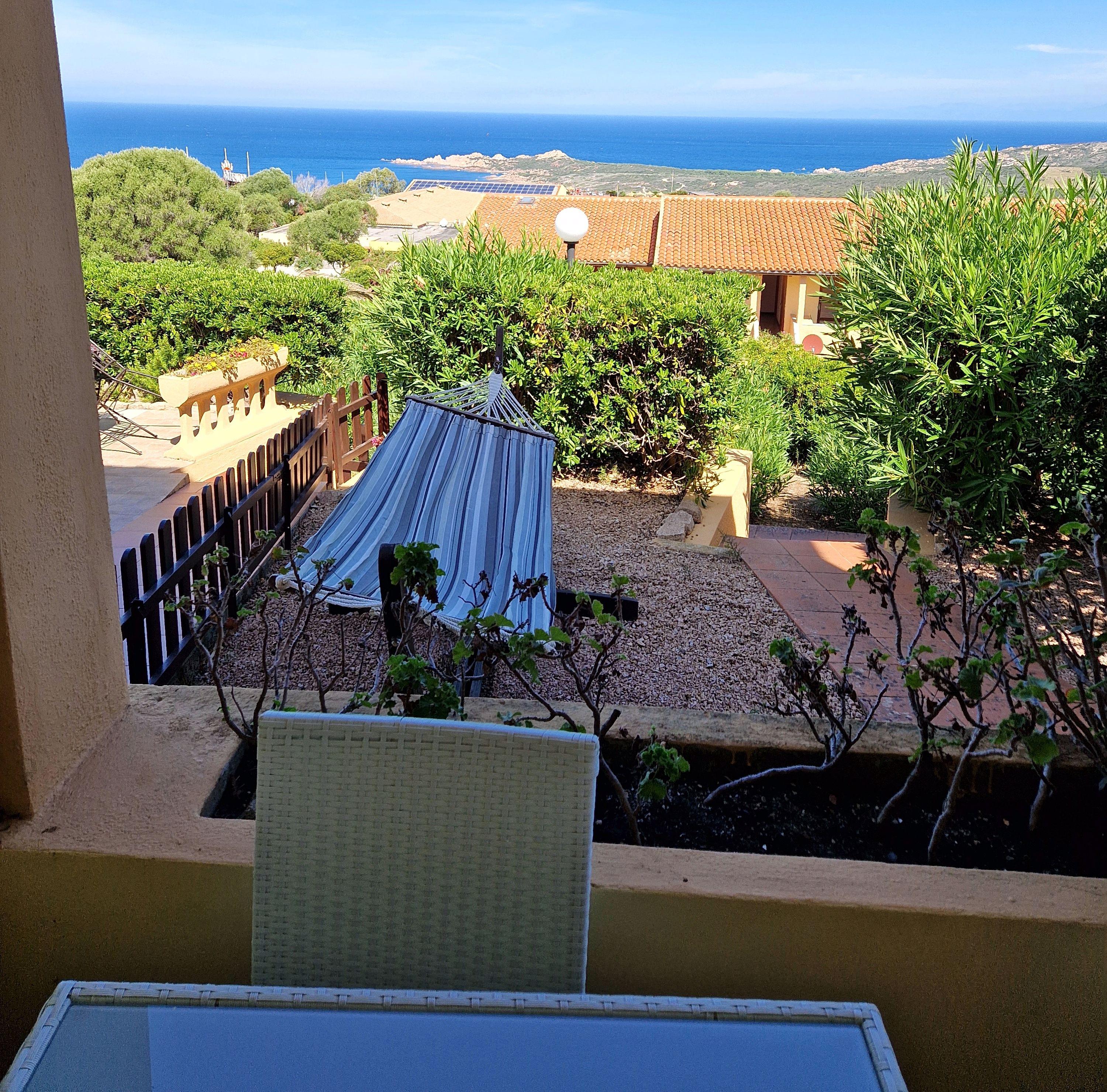 Vista panoramica dal balcone verso il mare e giardino